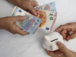 Fotografía para temas económicos y financieros con dinero europeo. foto