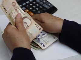 fotografía para temas de economía y finanzas con dinero uruguayo foto