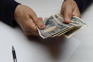 Fotografía para temas económicos y financieros con dinero japonés. foto