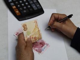 Fotografía para temas económicos y financieros con dinero turco. foto