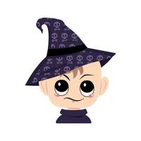 avatar de un niño con ojos grandes y emociones sospechosas en un sombrero de bruja puntiagudo con calavera. la cabeza de un niño pequeño con cara. decoración de fiesta de halloween vector