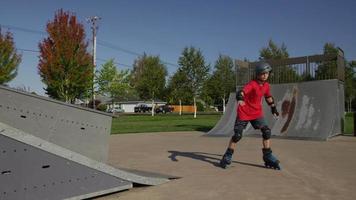 Junge Rollerblading im Park video