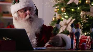 santa claus, en, taller, utilizar, computadora de computadora portátil video