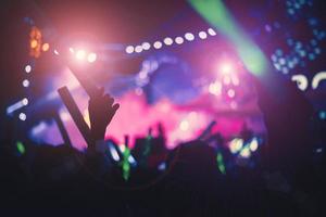 siluetas de multitud de personas en concierto luces brillantes del escenario foto