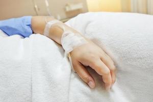Cerrar el goteo intravenoso de solución salina para el paciente en el hospital. foto