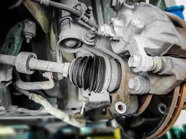 Cerca de la cadena y el engranaje del árbol de levas del motor de coche foto