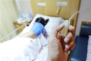la mano ajusta un caudal intravenoso. pacientes mujeres perforación de solución salina en el hospital.