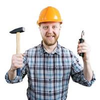 hombre en un casco con un martillo y alicates foto