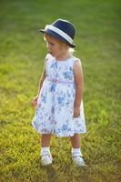 niña con vestido y sombrero foto