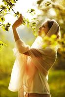 mujer feliz en un jardín de verano foto