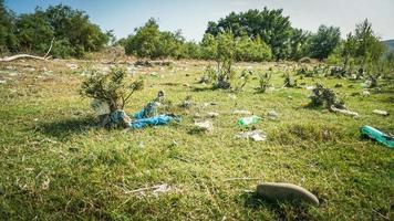 basura junto al río - basura en las orillas del río foto