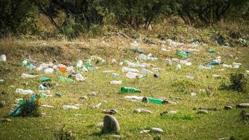 basura junto al río - basura en las orillas del río foto