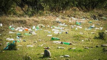 basura junto al río - basura en las orillas del río foto