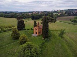 drone vista del paisaje de la iglesia roja de pomelasca foto