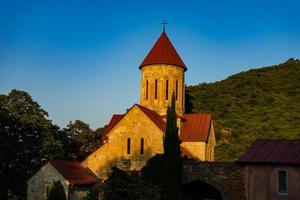 Complejo del monasterio de Betania en la montaña del Cáucaso. foto