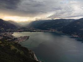 después de la tormenta, hermosa puesta de sol sobre el lago foto