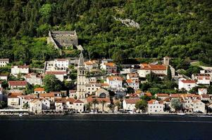 Perast Village en la bahía de Kotor foto