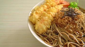 spaghetti ramen giapponesi con tempura di gamberi video