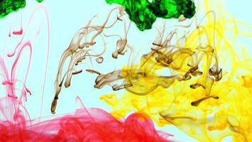 Gotas de tinta de colores vivos abstractos que se extienden en la textura del agua.