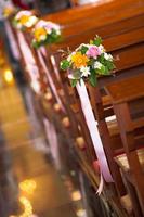 hermosa flor de la boda el pasillo de la iglesia foto