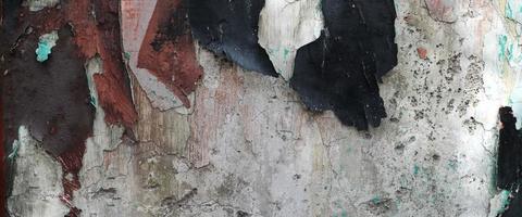 Antiguo muro con pintura descascarada sobre una superficie de cemento foto