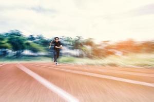 Hombre corriendo corriendo en la pista con desenfoque radial, concepto de deporte y actividad foto