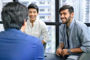 psicoterapeuta preguntando acerca de los síntomas que ocurren en la mente de pacientes con problemas de salud mental en el hospital. psicoterapia grupal para apoyar y ayudar al hombre preocupado a cambiar la mentalidad negativa foto