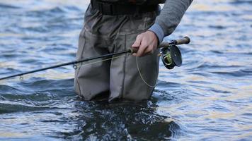 Gros plan sur une canne à pêche à la mouche video