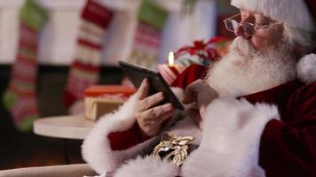 santa claus, utilizar, tableta digital, primer plano video