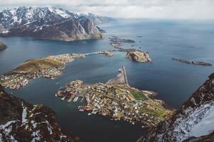 paisaje escénico de las islas lofoten: picos, lagos, casas foto