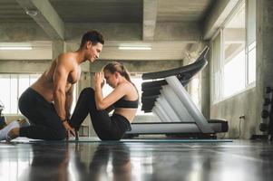 A la pareja le encantan los jóvenes hombres y mujeres de fitness ejercicio de entrenamiento juntos. concepto de programa de entrenamiento con pesas y cardio.