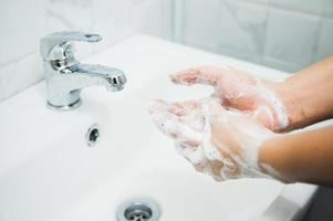 Cerrar las manos masculinas lavarse las manos con jabón