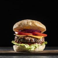 hamburguesa con verduras y carne foto