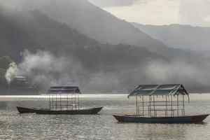 lago phewa fewa con niebla, humo, niebla en pokhara nepal.