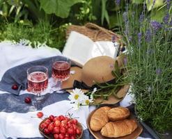 Establecer para picnic en una manta en campo lavanda foto