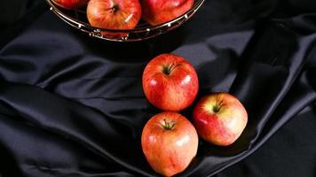 composição de uma cesta de maçãs douradas video