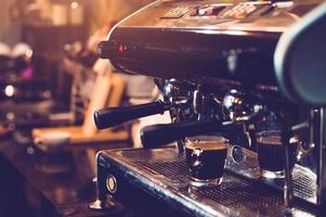 Máquina de café espresso trabajando en pub