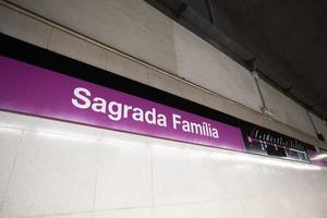 estación de metro sagrada familia foto