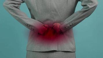 Rückenschmerzen. Geschäftsfrau mit Rückenverletzung. video