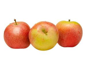 Tres manzanas rojas aisladas con fondo blanco. foto