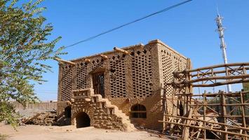 Arquitectura de la casa secada al aire de uva en turpan uva valley, xinjiang foto