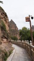 la vista del paisaje de la carretera en el templo bingling lanzhou gansu, china foto