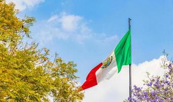 bandera mexicana en la ciudad de mexico foto