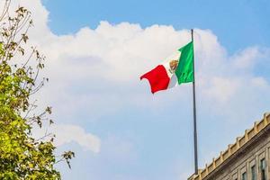 bandera mexicana en la ciudad de mexico foto