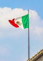 bandera mexicana en la ciudad de mexico foto