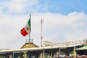 bandera mexicana en la ciudad de mexico foto