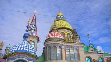 Templo de todas las religiones y cielo azul día soleado en Kazán Rusia foto