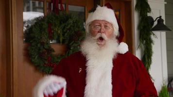 le père noël saluant par la porte d'entrée video