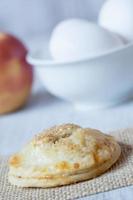 Pastel de manzana de otoño con huevos verticales foto