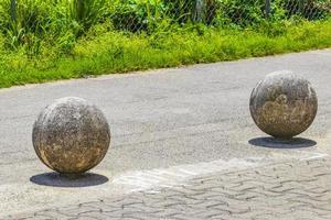 Bolas de cemento decorativas en las aceras en Playa del Carmen, México foto